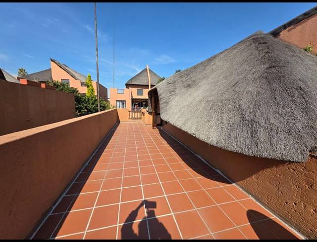 2 BEDROOM APARTMENT FOR SALE IN SUNNINGHILL